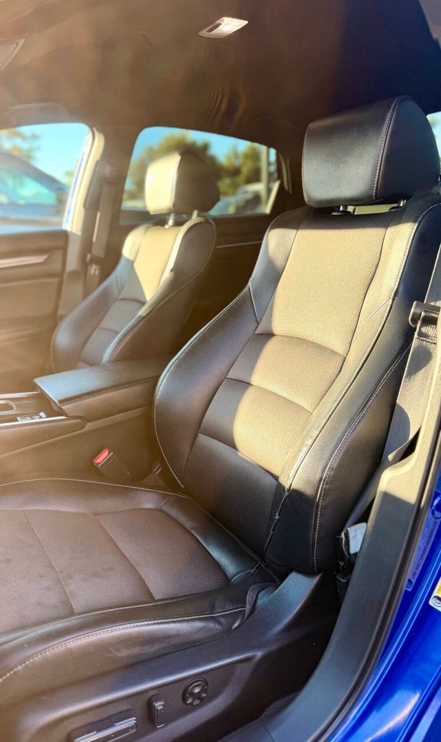 Honda Accord Sedan Vehicle Full-screen Gallery Image 12