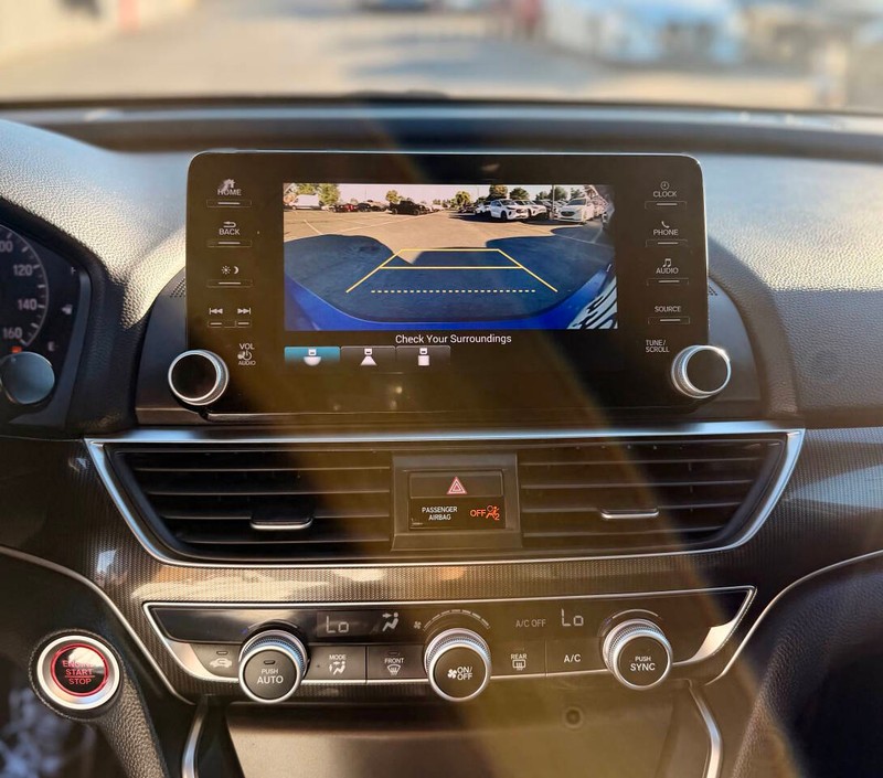 Honda Accord Sedan Vehicle Full-screen Gallery Image 10
