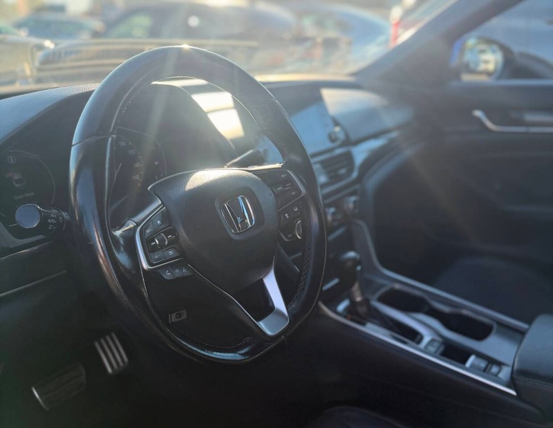 Honda Accord Sedan Vehicle Full-screen Gallery Image 11