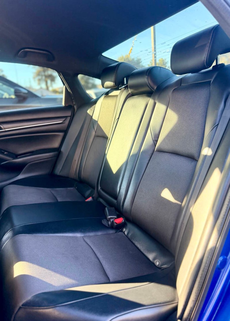 Honda Accord Sedan Vehicle Full-screen Gallery Image 13