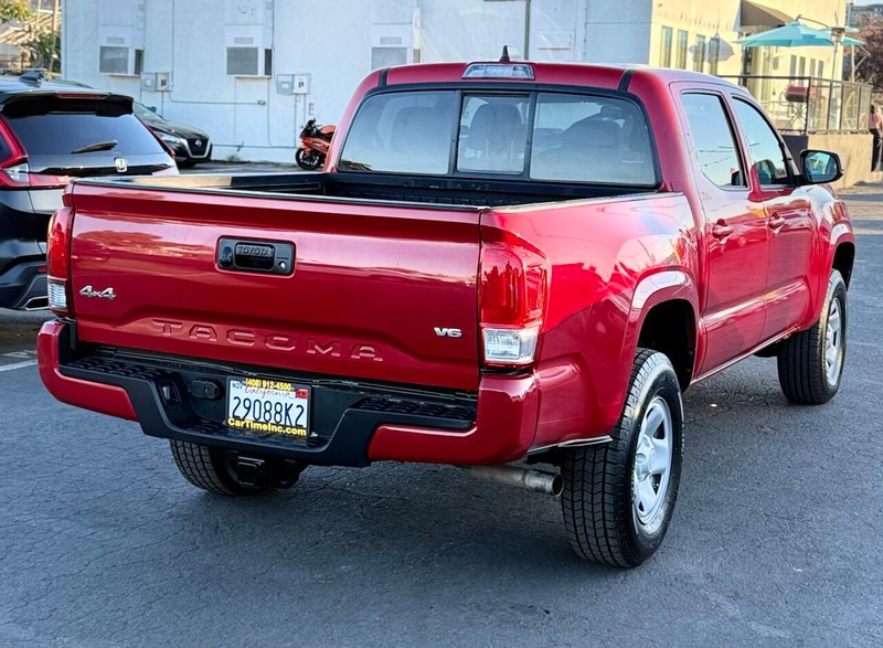 Toyota Tacoma 4WD Vehicle Full-screen Gallery Image 04