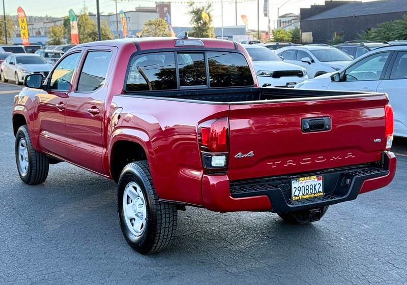 Toyota Tacoma 4WD Vehicle Full-screen Gallery Image 06