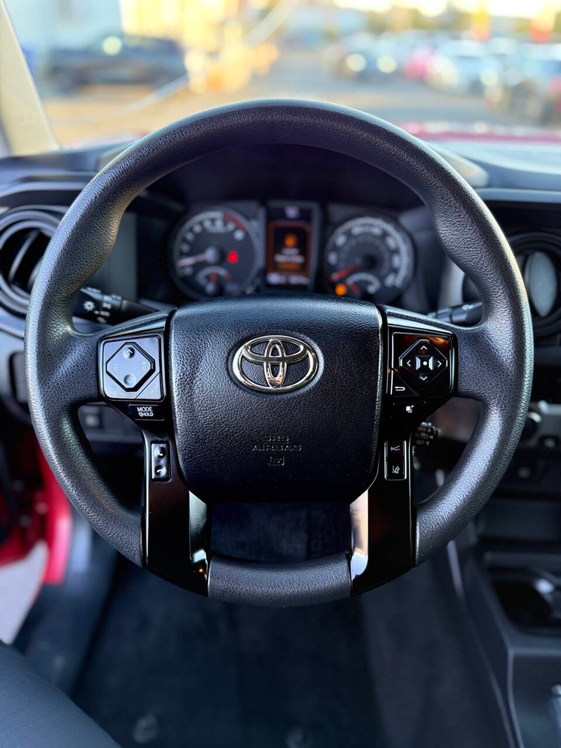 Toyota Tacoma 4WD Vehicle Full-screen Gallery Image 08