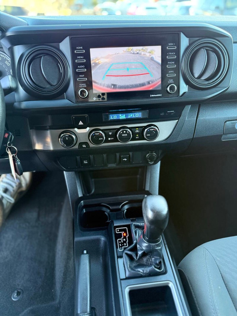 Toyota Tacoma 4WD Vehicle Full-screen Gallery Image 10
