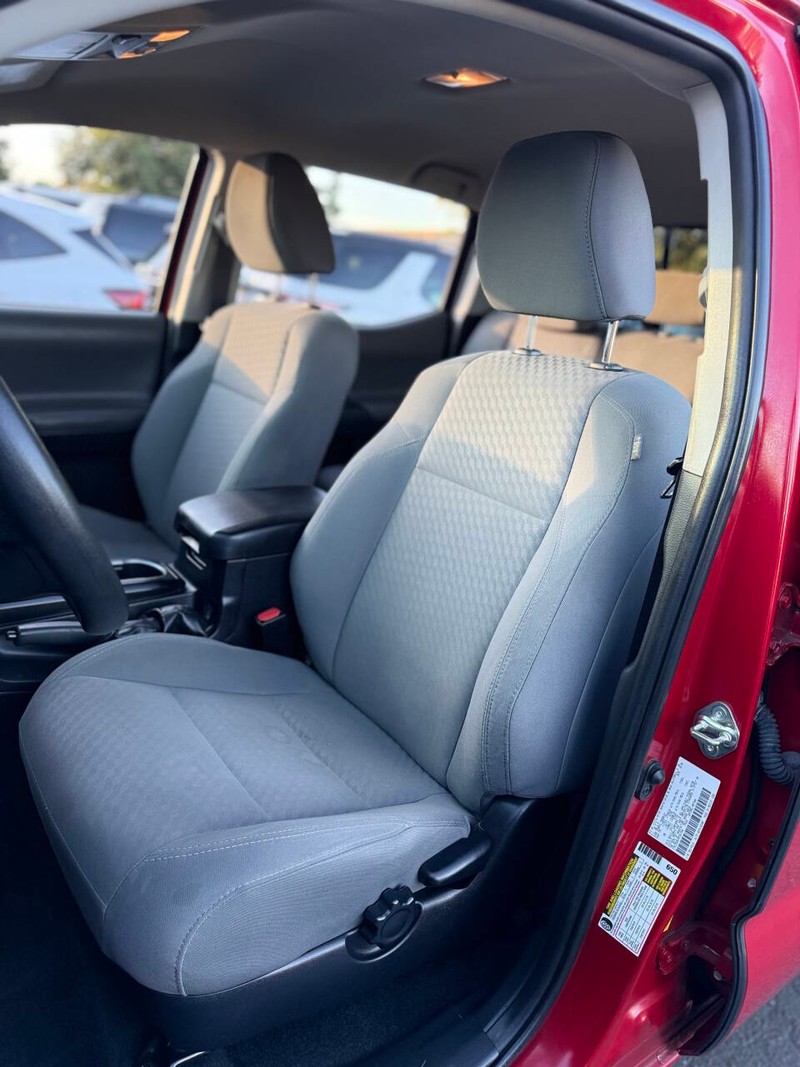Toyota Tacoma 4WD Vehicle Full-screen Gallery Image 12