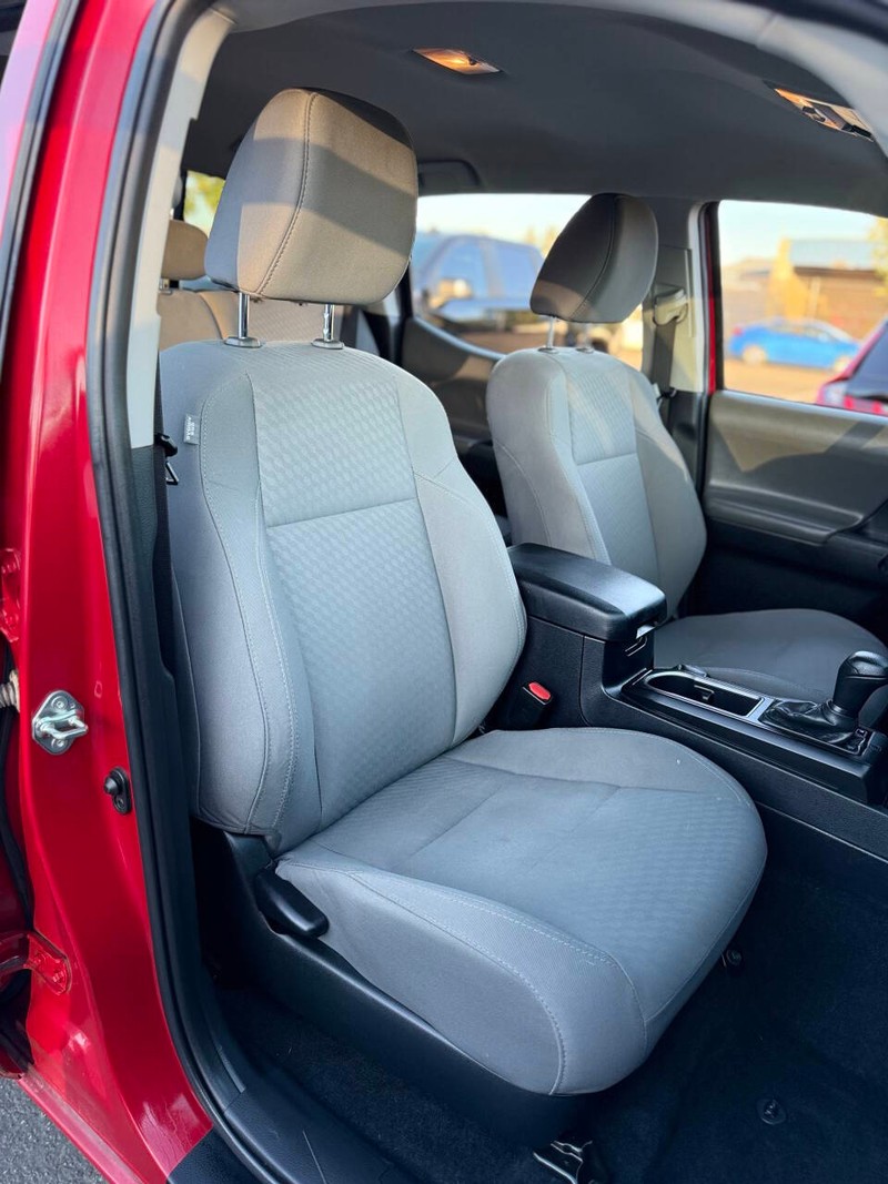 Toyota Tacoma 4WD Vehicle Full-screen Gallery Image 13