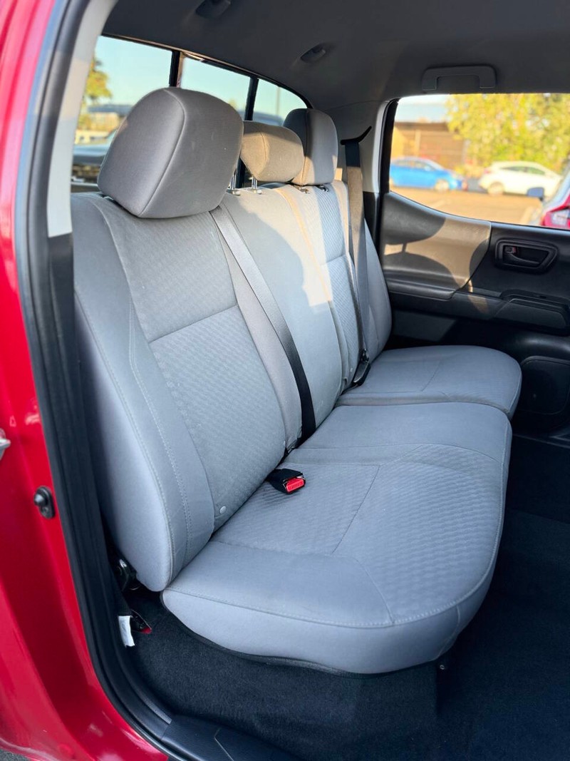 Toyota Tacoma 4WD Vehicle Full-screen Gallery Image 14