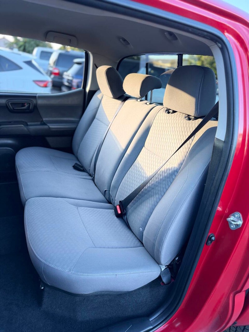 Toyota Tacoma 4WD Vehicle Full-screen Gallery Image 16