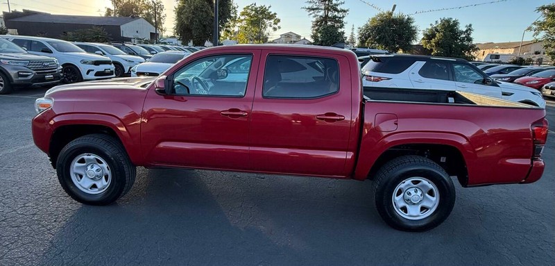 Toyota Tacoma 4WD Vehicle Full-screen Gallery Image 17