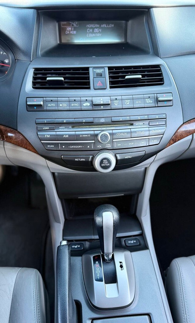 Honda Accord Sedan Vehicle Full-screen Gallery Image 09