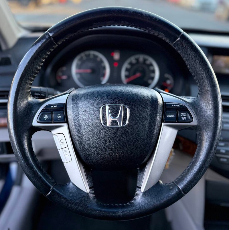 Honda Accord Sedan Vehicle Full-screen Gallery Image 08