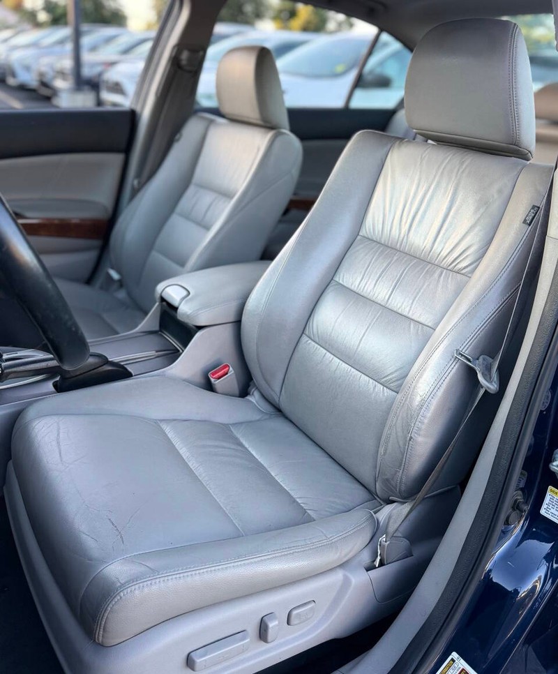 Honda Accord Sedan Vehicle Full-screen Gallery Image 11
