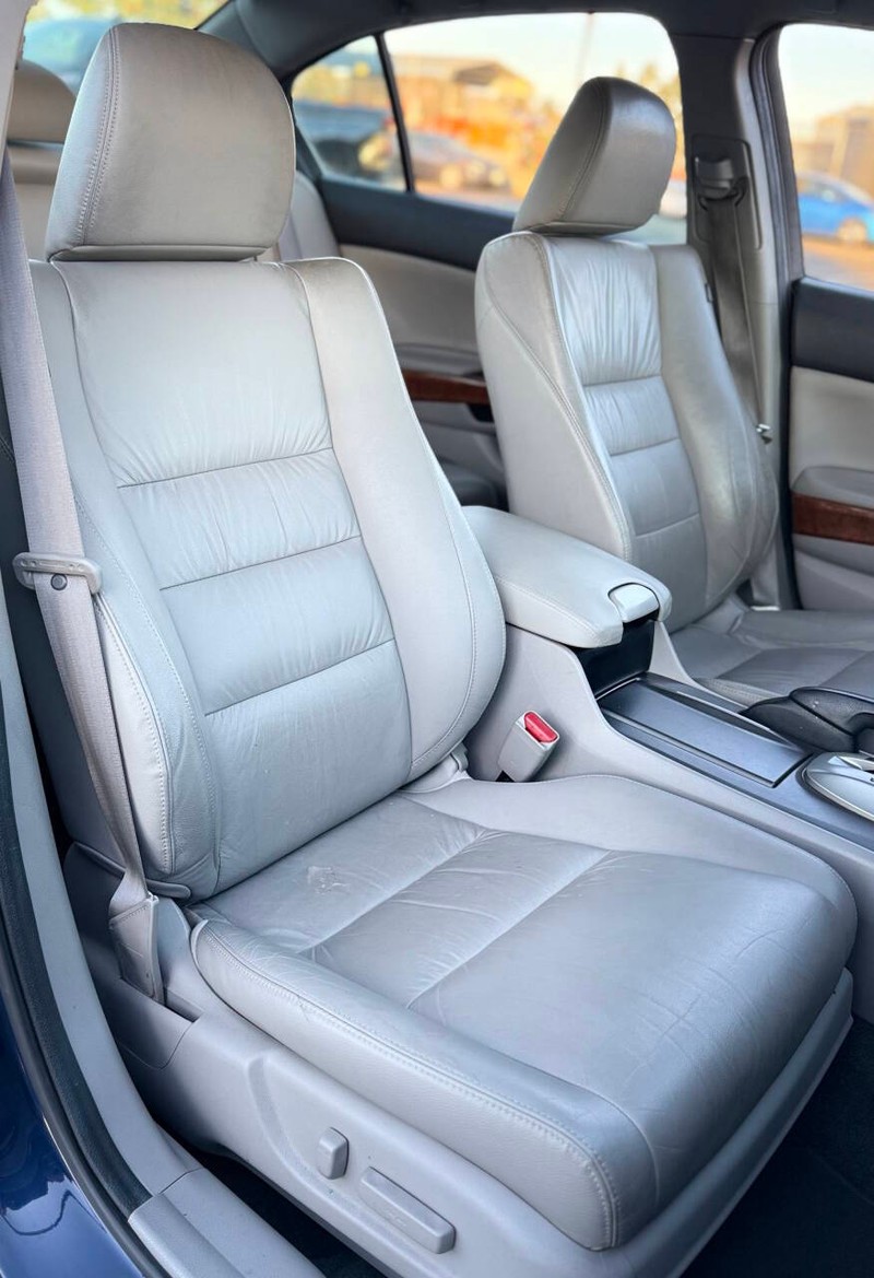 Honda Accord Sedan Vehicle Full-screen Gallery Image 12