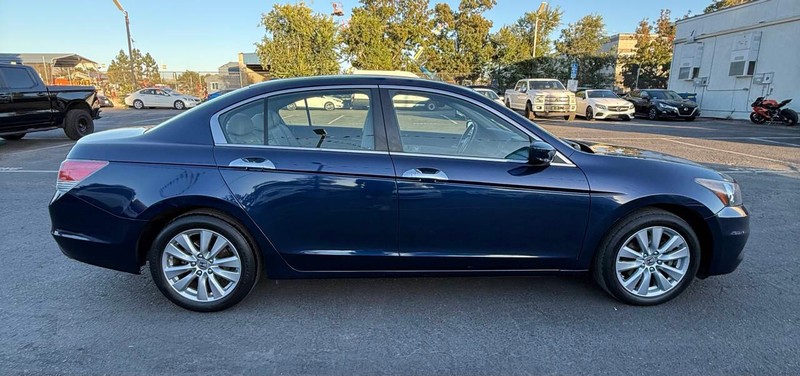 Honda Accord Sedan Vehicle Full-screen Gallery Image 13