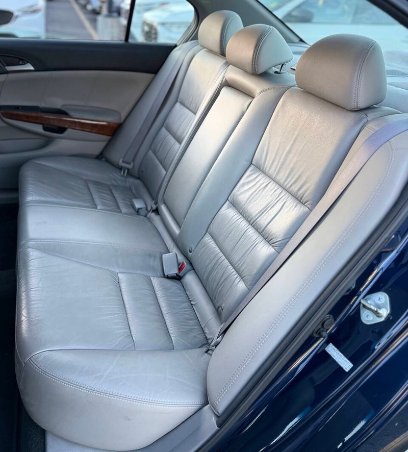 Honda Accord Sedan Vehicle Full-screen Gallery Image 15