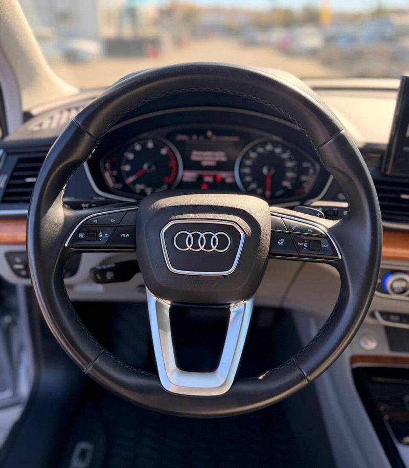 Audi Q5 Vehicle Full-screen Gallery Image 08