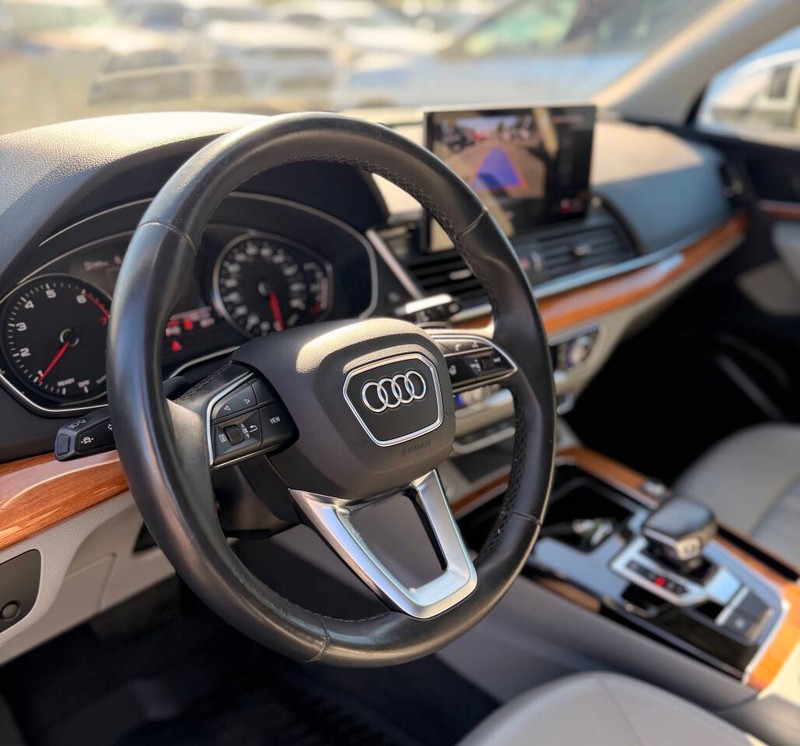 Audi Q5 Vehicle Full-screen Gallery Image 09
