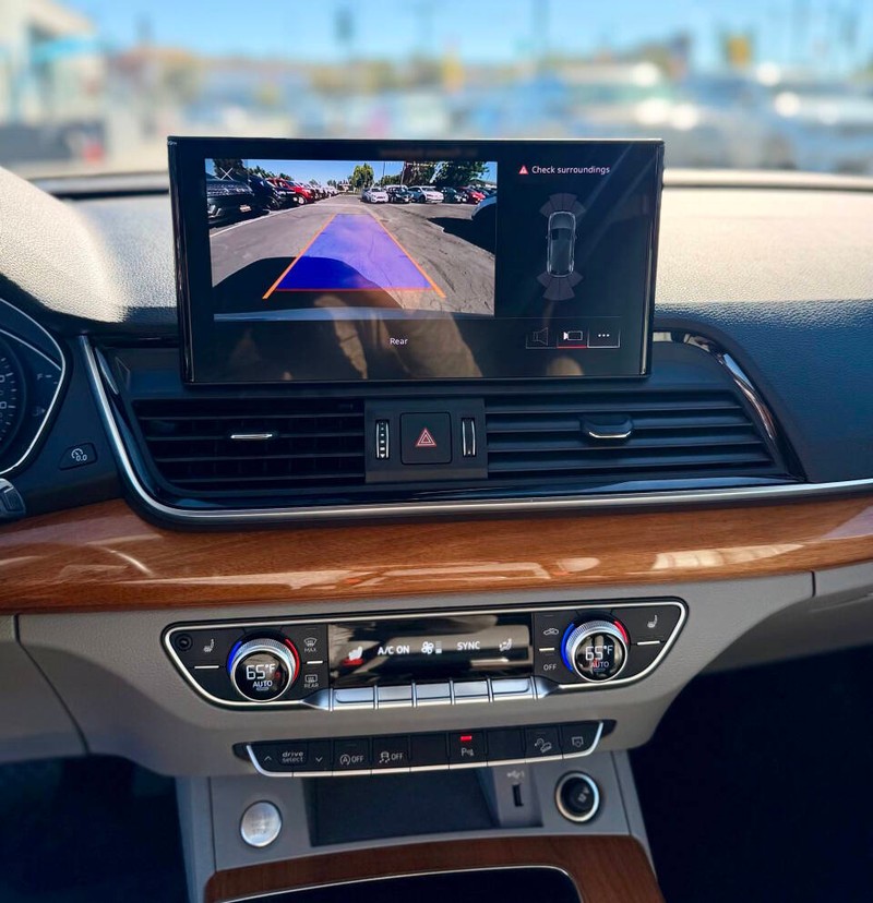 Audi Q5 Vehicle Full-screen Gallery Image 10