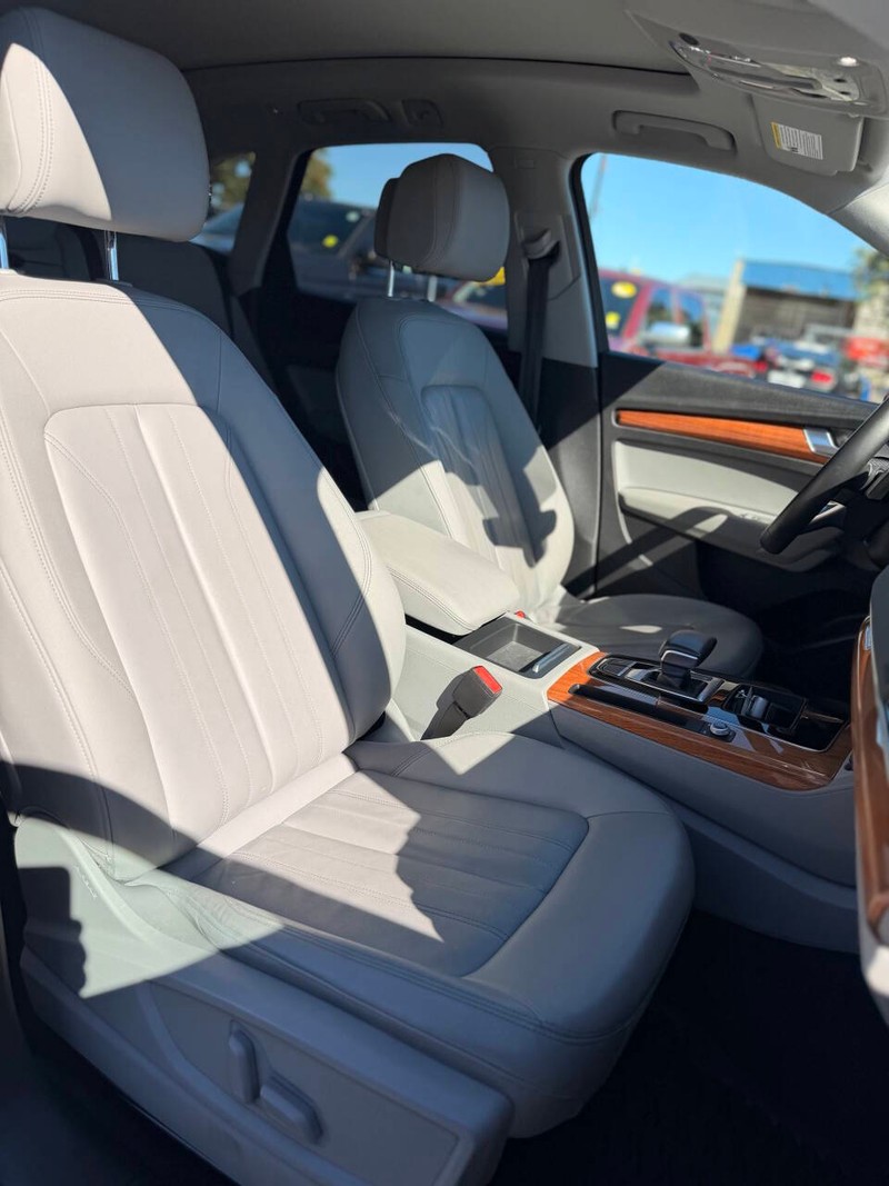 Audi Q5 Vehicle Full-screen Gallery Image 12