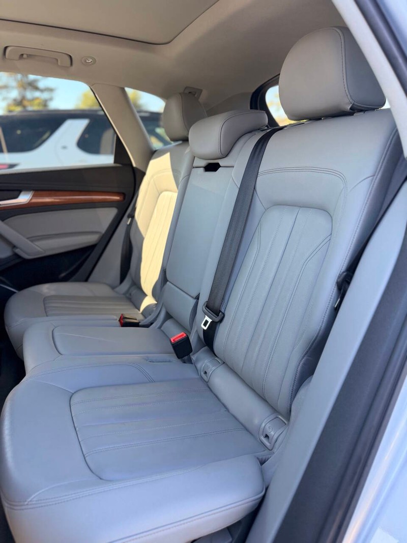 Audi Q5 Vehicle Full-screen Gallery Image 13