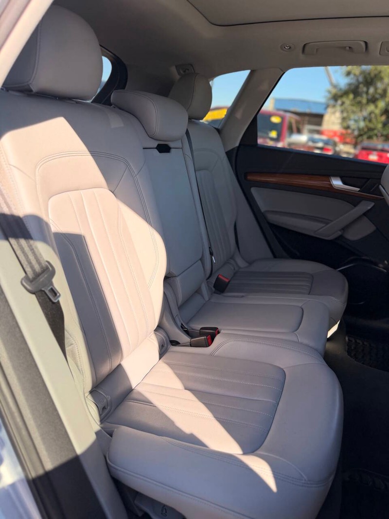 Audi Q5 Vehicle Full-screen Gallery Image 14
