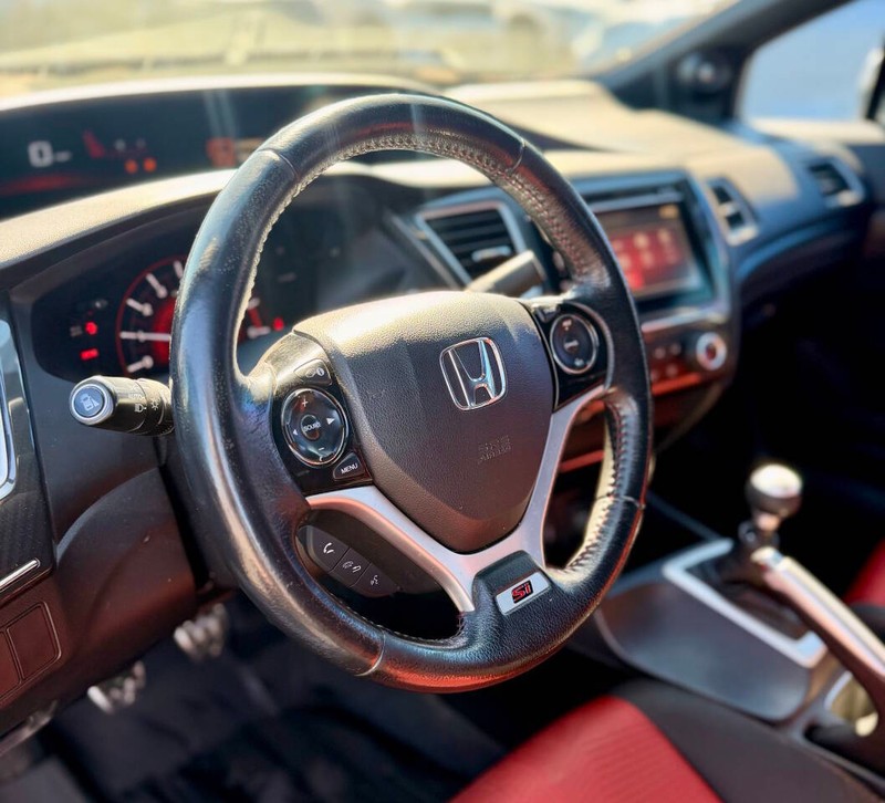Honda Civic Coupe Vehicle Full-screen Gallery Image 09