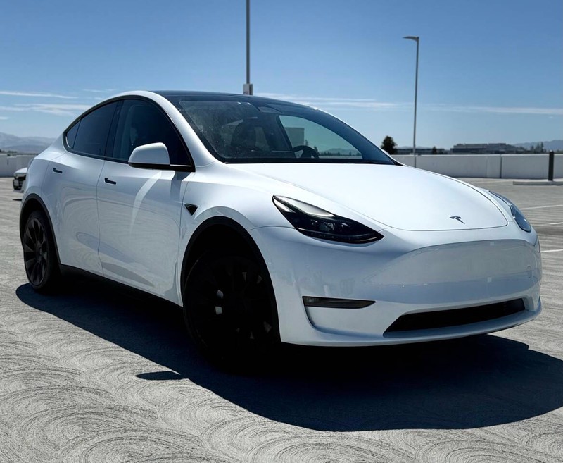 Tesla Model Y Vehicle Full-screen Gallery Image 02