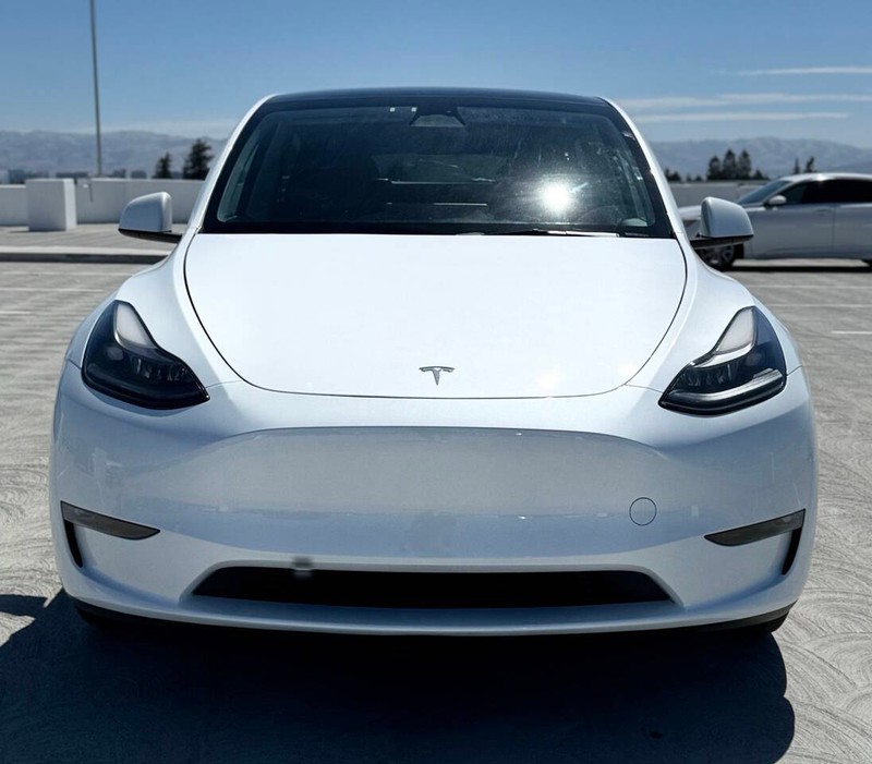 Tesla Model Y Vehicle Full-screen Gallery Image 03