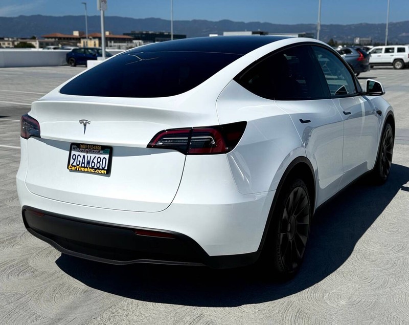 Tesla Model Y Vehicle Full-screen Gallery Image 04