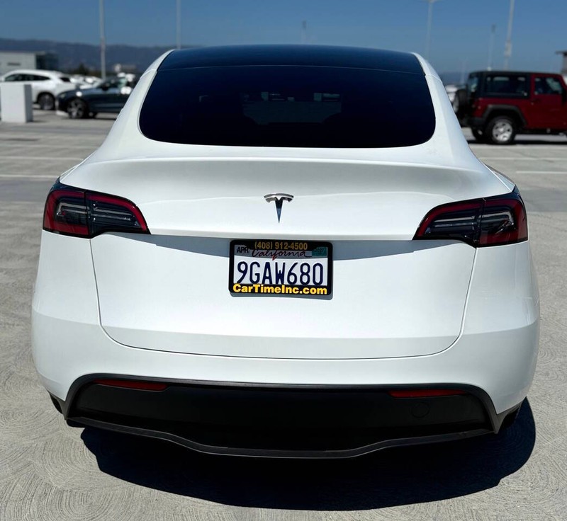 Tesla Model Y Vehicle Full-screen Gallery Image 05