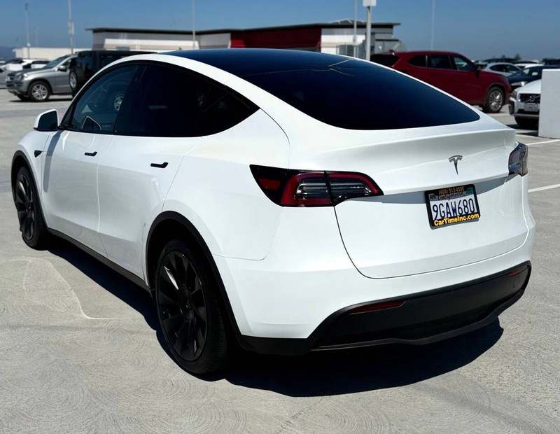 Tesla Model Y Vehicle Full-screen Gallery Image 06