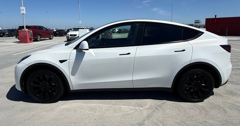 Tesla Model Y Vehicle Full-screen Gallery Image 07
