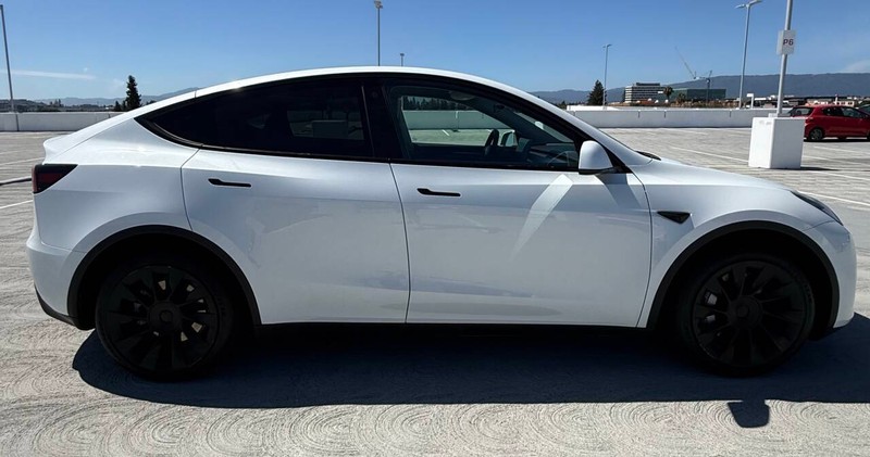 Tesla Model Y Vehicle Full-screen Gallery Image 08