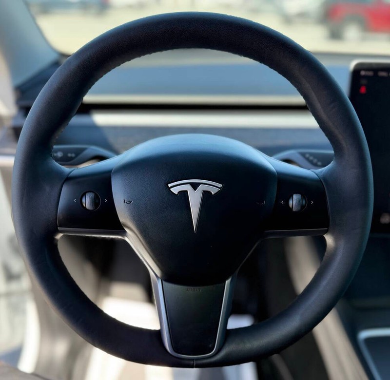 Tesla Model Y Vehicle Full-screen Gallery Image 09