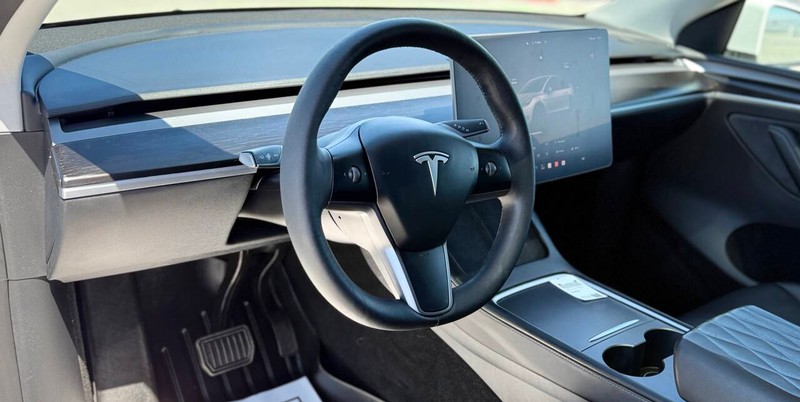 Tesla Model Y Vehicle Full-screen Gallery Image 10