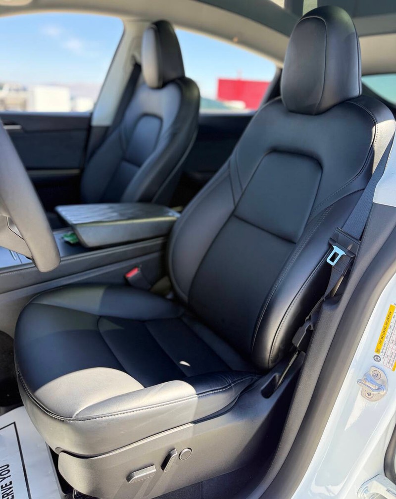 Tesla Model Y Vehicle Full-screen Gallery Image 12