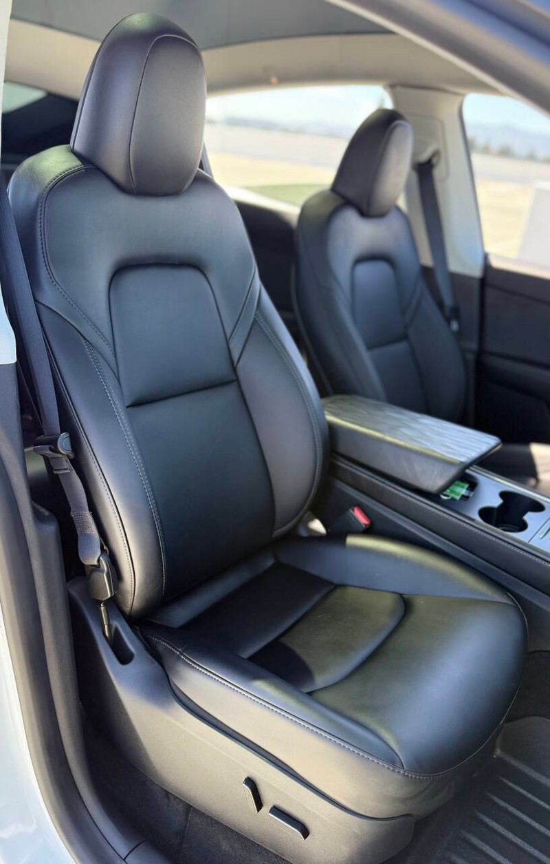Tesla Model Y Vehicle Full-screen Gallery Image 13