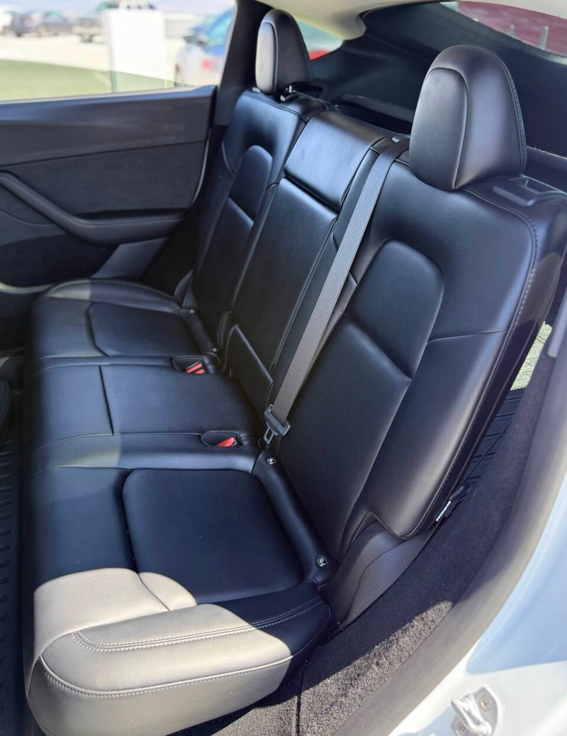 Tesla Model Y Vehicle Full-screen Gallery Image 15