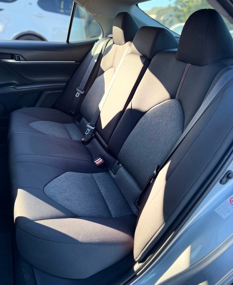 Toyota Camry Vehicle Full-screen Gallery Image 14