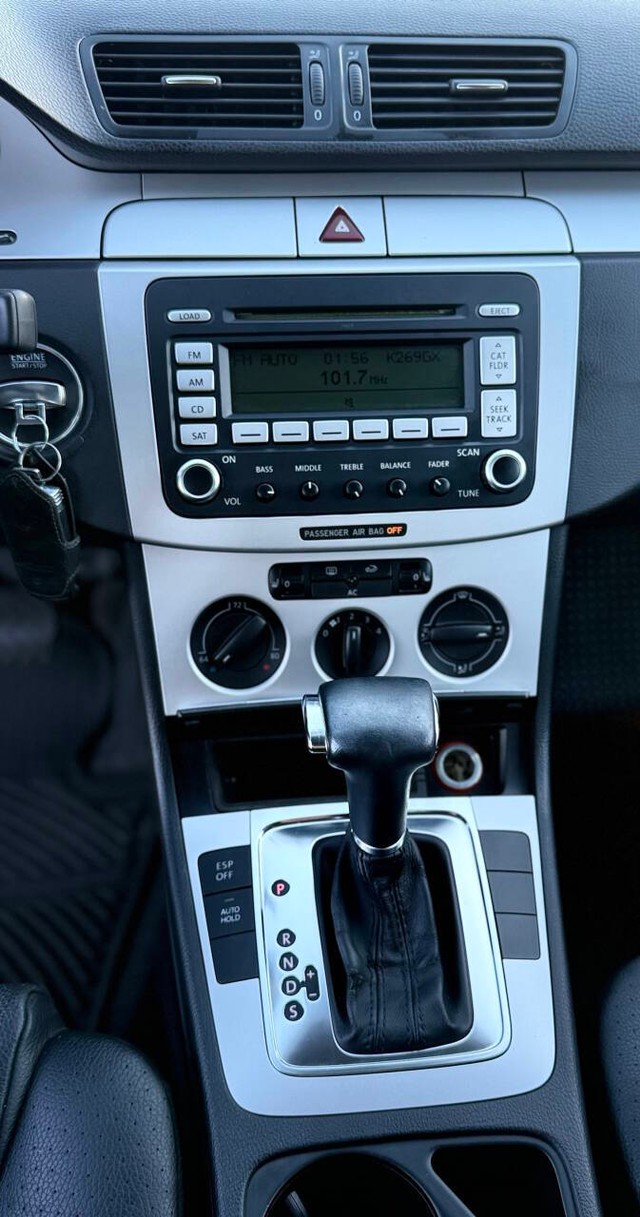 Volkswagen Passat Sedan Vehicle Full-screen Gallery Image 09