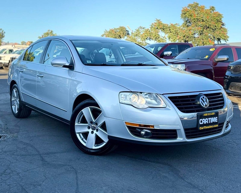Volkswagen Passat Sedan Vehicle Full-screen Gallery Image 02