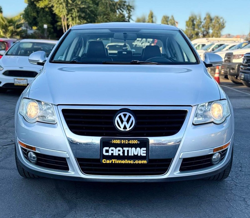Volkswagen Passat Sedan Vehicle Full-screen Gallery Image 03