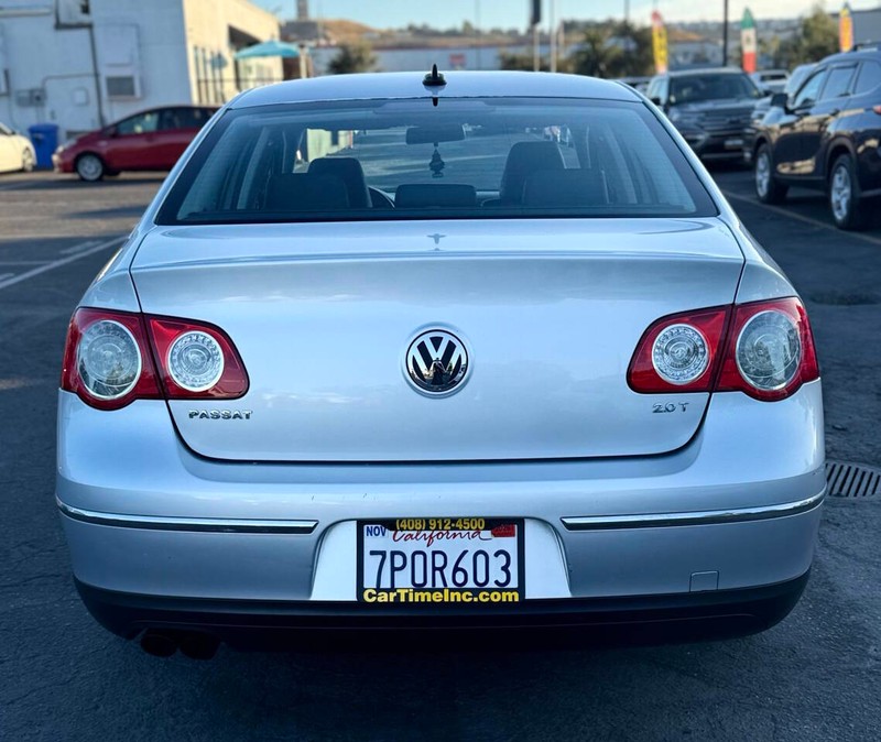 Volkswagen Passat Sedan Vehicle Full-screen Gallery Image 05