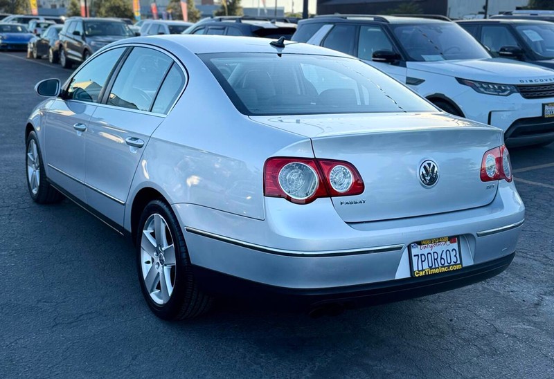 Volkswagen Passat Sedan Vehicle Full-screen Gallery Image 06
