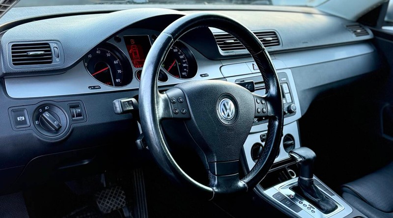 Volkswagen Passat Sedan Vehicle Full-screen Gallery Image 07