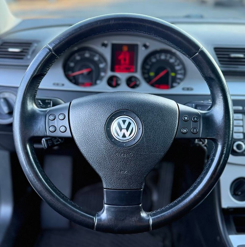 Volkswagen Passat Sedan Vehicle Full-screen Gallery Image 08