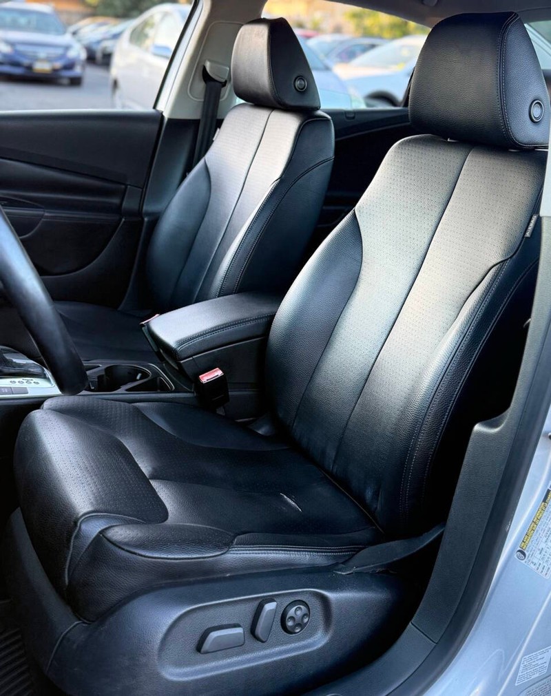 Volkswagen Passat Sedan Vehicle Full-screen Gallery Image 10