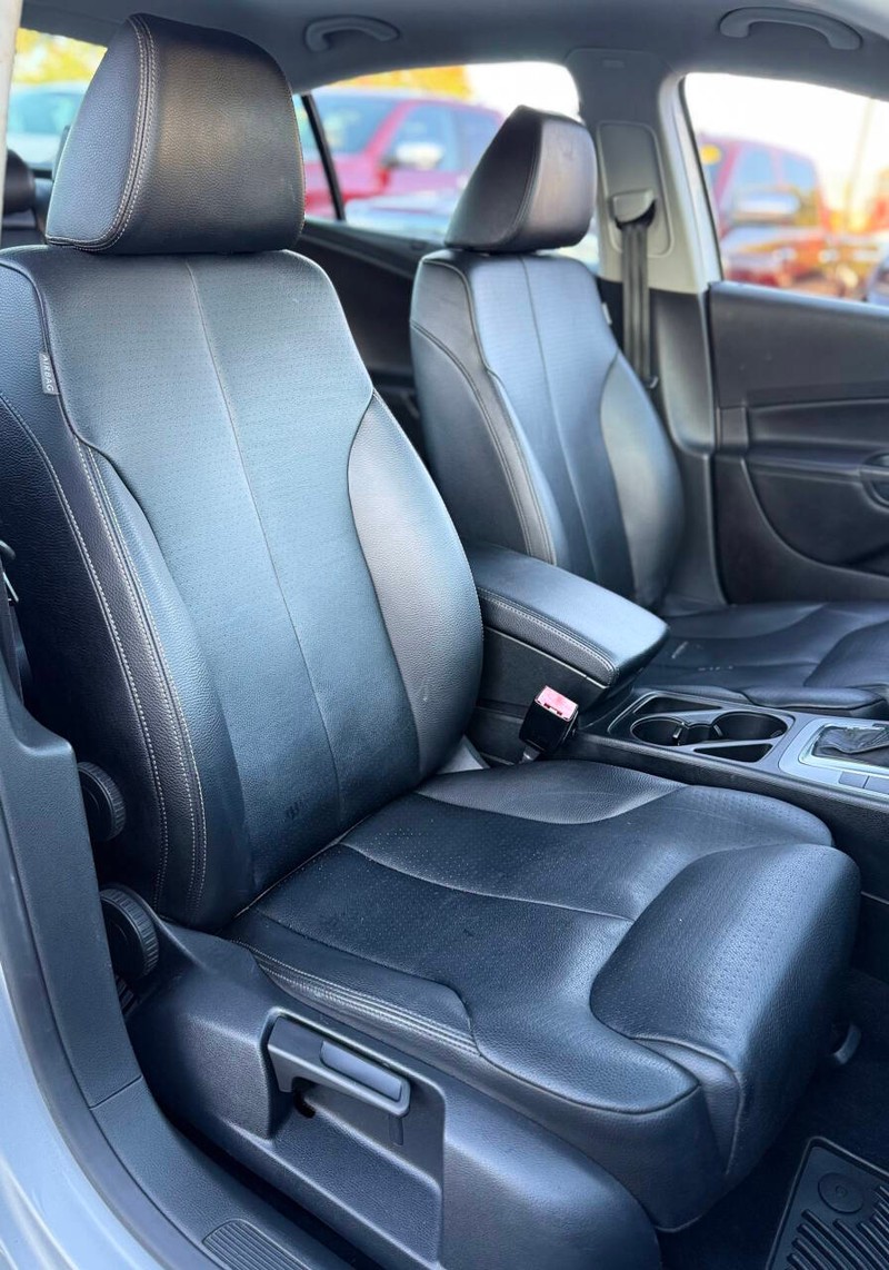Volkswagen Passat Sedan Vehicle Full-screen Gallery Image 11