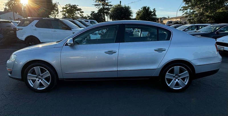 Volkswagen Passat Sedan Vehicle Full-screen Gallery Image 12