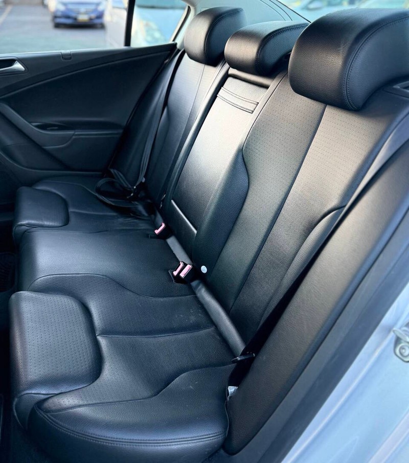 Volkswagen Passat Sedan Vehicle Full-screen Gallery Image 13
